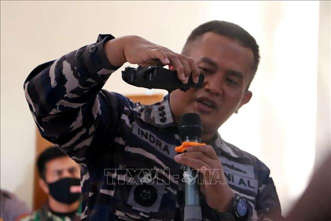 Trong ảnh: Sĩ quan hải quân Indonesia công bố mảnh vỡ của hệ thống ngư lôi tàu ngầm mất tích KRI Nanggala 402, được tìm thấy trong chiến dịch tìm kiếm, cứu hộ của hải quân ở vùng biển ngoài khơi Bali, ngày 24/4/2021. Ảnh: AFP/TTXVN