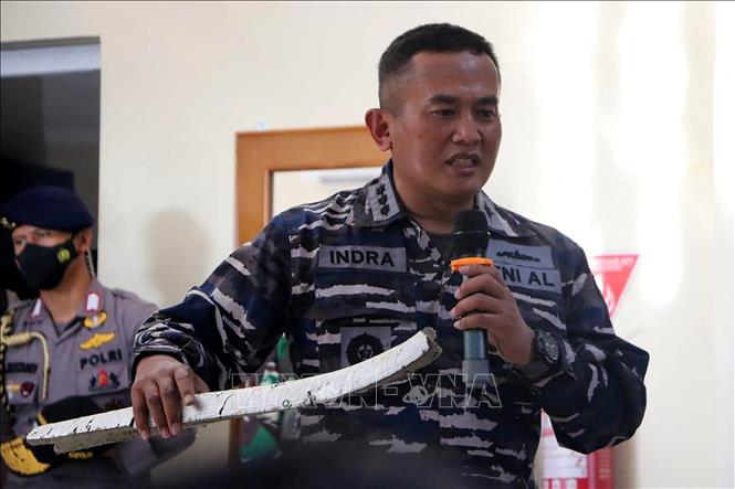Trong ảnh: Sĩ quan hải quân Indonesia công bố mảnh vỡ của hệ thống ngư lôi thuộc tàu ngầm mất tích KRI Nanggala 402, được tìm thấy trong chiến dịch tìm kiếm, cứu hộ của hải quân ở vùng biển ngoài khơi Bali, ngày 24/4/2021. Ảnh: AFP/TTXVN