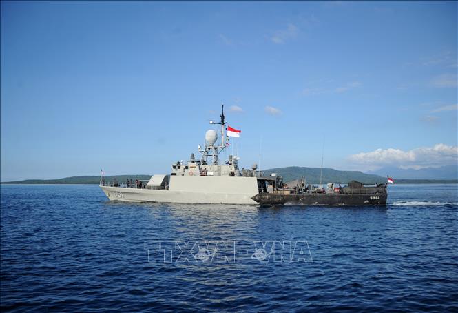 Trong ảnh: Tàu tuần tra của hải quân Indonesia KRI Singa 651 tham gia tìm kiếm tàu ngầm mất tích KRI Nanggala 402 ở vùng biển ngoài khơi Bali, ngày 24/4/2021. Ảnh: AFP/TTXVN