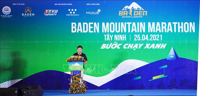 Ông Nguyễn Mạnh Hùng, Phó Chủ tịch UBND tỉnh Tây Ninh tuyên bố khởi động giải chạy. Ảnh: Thanh Tân - TTXVN