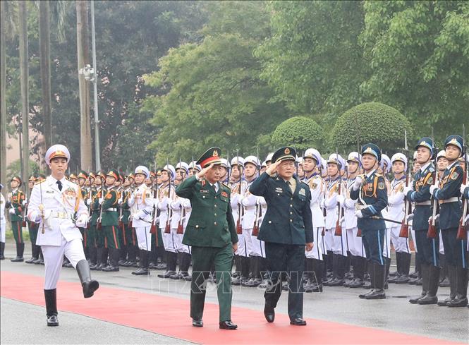 Trong ảnh: Bộ trưởng Bộ Quốc phòng Phan Văn Giang, Bộ trưởng Bộ Quốc phòng Trung Quốc Ngụy Phượng Hòa duyệt đội danh dự Quân đội nhân dân Việt Nam. Ảnh: Trọng Đức - TTXVN