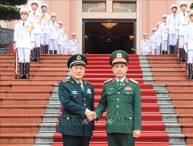 Trong ảnh: Bộ trưởng Bộ Quốc phòng Phan Văn Giang và Bộ trưởng Bộ Quốc phòng Trung Quốc Ngụy Phượng Hòa trước khi hội đàm. Ảnh: Trọng Đức - TTXVN