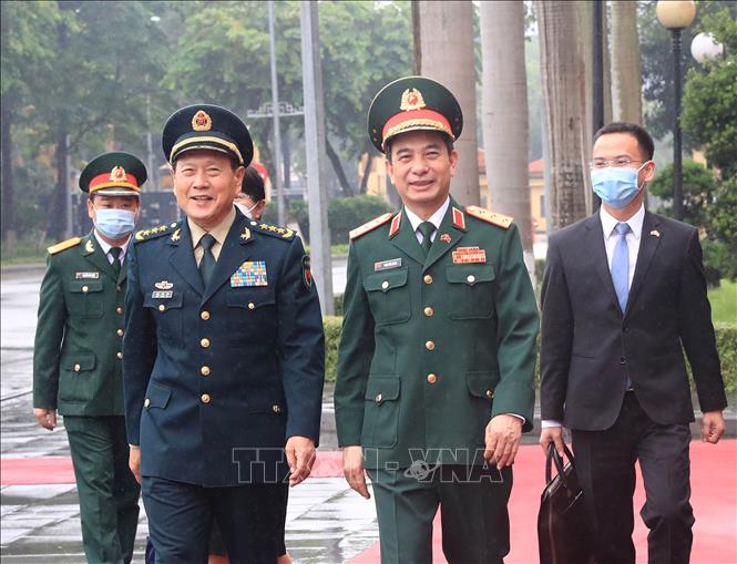 Trong ảnh: Thượng tướng Phan Văn Giang, Bộ trưởng Bộ Quốc phòng Việt Nam và Thượng tướng Ngụy Phượng Hòa, Bộ trưởng Bộ Quốc phòng Trung Quốc tại lễ đón. Ảnh: Trọng Đức - TTXVN
