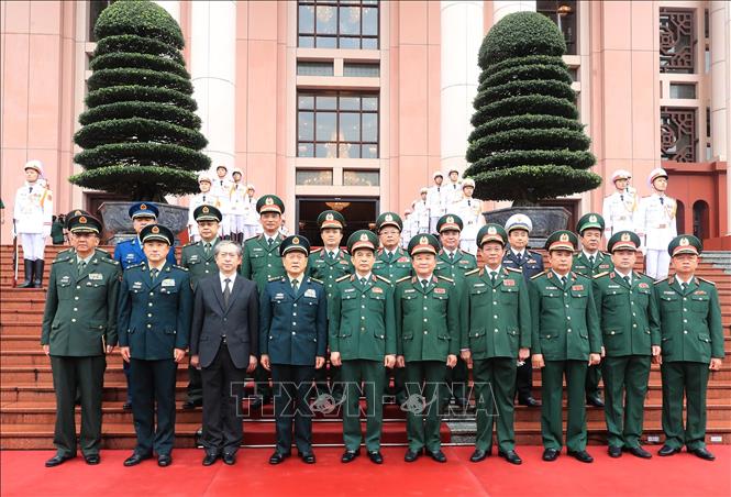 Trong ảnh: Bộ trưởng Bộ Quốc phòng Phan Văn Giang, Bộ trưởng Bộ Quốc phòng Trung Quốc Ngụy Phượng Hòa với quan chức cấp cao quân sự hai nước. Ảnh: Trọng Đức - TTXVN