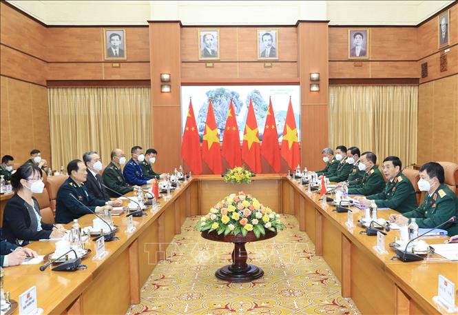 Trong ảnh: Bộ trưởng Bộ Quốc phòng Phan Văn Giang hội đàm với Bộ trưởng Bộ Quốc phòng Trung Quốc Ngụy Phượng Hòa. Ảnh: Trọng Đức - TTXVN