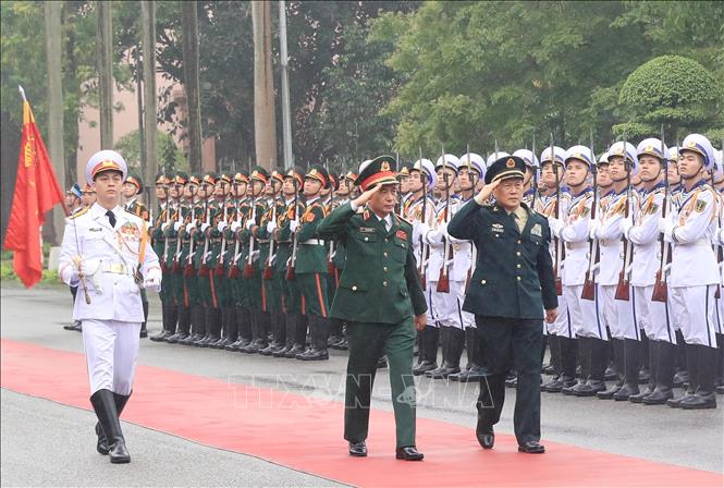 Trong ảnh: Bộ trưởng Bộ Quốc phòng Phan Văn Giang, Bộ trưởng Bộ Quốc phòng Trung Quốc Ngụy Phượng Hòa duyệt đội danh dự Quân đội nhân dân Việt Nam. Ảnh: Trọng Đức - TTXVN