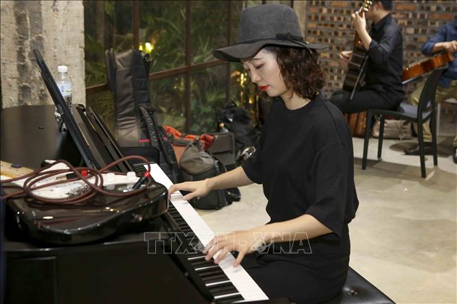 Trong ảnh: Nghệ sỹ piano của dàn hợp xướng Hanoi Voices. Ảnh: Tuấn Đức - TTXVN