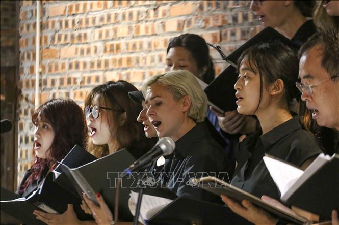 Trong ảnh: Dàn hợp xướng Hanoi Voices với liên khúc 
