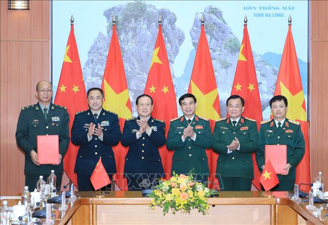 Trong ảnh: Bộ trưởng Bộ Quốc phòng Phan Văn Giang và Bộ trưởng Bộ Quốc phòng Trung Quốc Ngụy Phượng Hòa chứng kiến Lễ ký biên bản ghi nhớ về việc thiết lập quan hệ đơn vị hữu nghị trong lĩnh vực hợp tác quân sự quốc tế giữa Bộ Quốc phòng Việt Nam và Bộ Quốc phòng Trung Quốc. Ảnh: Trọng Đức - TTXVN