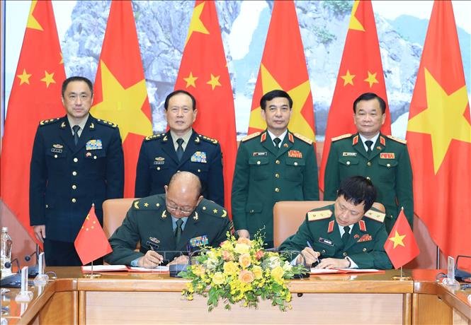 Trong ảnh: Bộ trưởng Bộ Quốc phòng Phan Văn Giang và Bộ trưởng Bộ Quốc phòng Trung Quốc Ngụy Phượng Hòa chứng kiến Lễ ký biên bản ghi nhớ về việc thiết lập quan hệ đơn vị hữu nghị trong lĩnh vực hợp tác quân sự quốc tế giữa Bộ Quốc phòng Việt Nam và Bộ Quốc phòng Trung Quốc. Ảnh: Trọng Đức - TTXVN