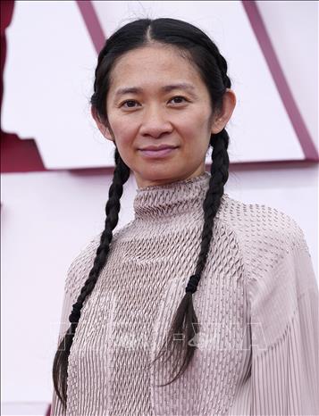 Trong ảnh: Nhà làm phim Chloe Zhao tới dự Lễ trao giải Oscars 2021 ở Los Angeles, Mỹ, ngày 25/4/2021. Ảnh: AFP/TTXVN