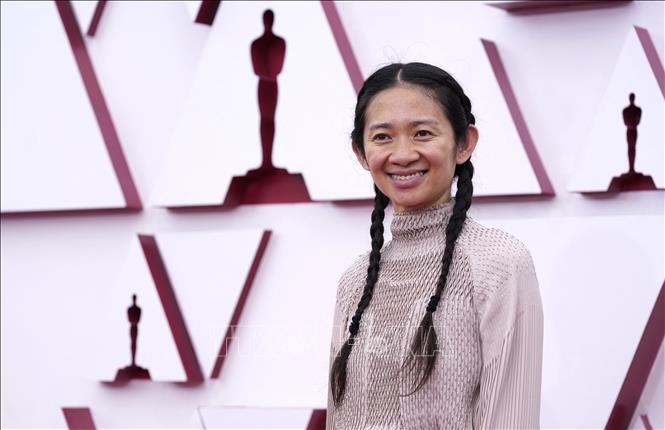 Trong ảnh: Nhà làm phim Chloe Zhao tới dự Lễ trao giải Oscars 2021 ở Los Angeles, Mỹ, ngày 25/4/2021. Ảnh: AFP/TTXVN
