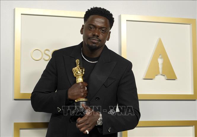 Trong ảnh: Diễn viên người Anh gốc Uganda Daniel Kaluuya giành tượng Vàng của hạng mục 