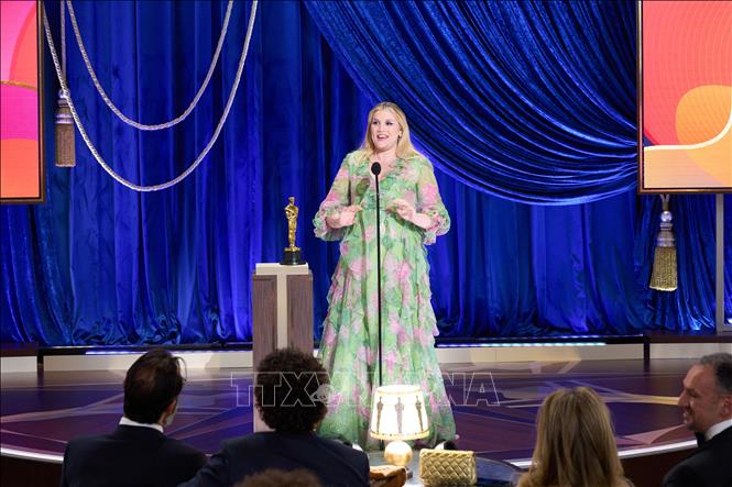 Trong ảnh: Đạo diễn người Anh Emerald Fennell nhận giải Oscar hạng mục Kịch bản gốc xuất sắc nhất