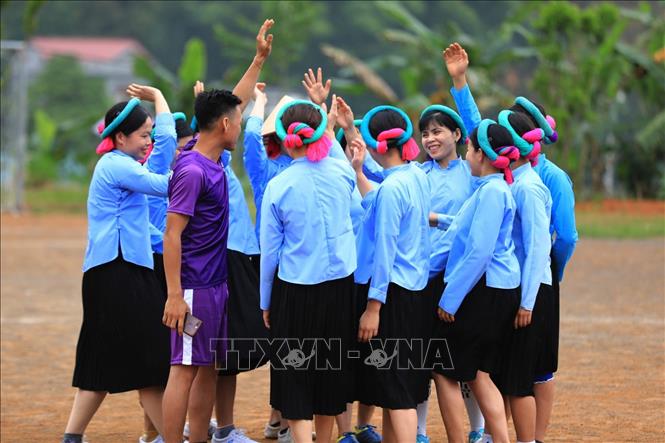 Trong ảnh: Đội bóng đá nữ thôn Nà Ếch, xã Húc Động bày tỏ quyết tâm trước trận đấu. Ảnh: Thành Đạt - TTXVN