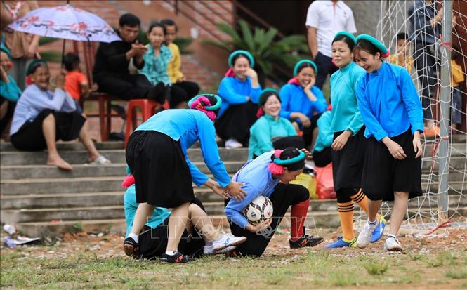 Trong ảnh: Các cô gái tranh bóng hồn nhiên, dễ thương mang lại tiếng cười cho khán giả. Ảnh: Thành Đạt - TTXVN
