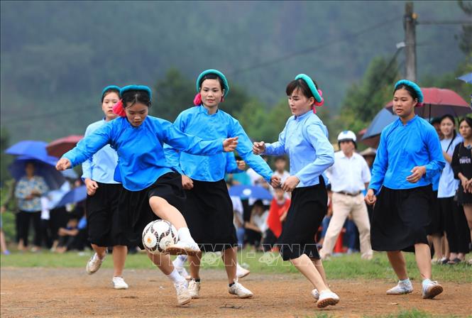 Trong ảnh: Kỹ thuật đi bóng của các nữ cầu thủ nghiệp dư không kém các cầu thủ chuyên nghiệp. Ảnh: Thành Đạt - TTXVN