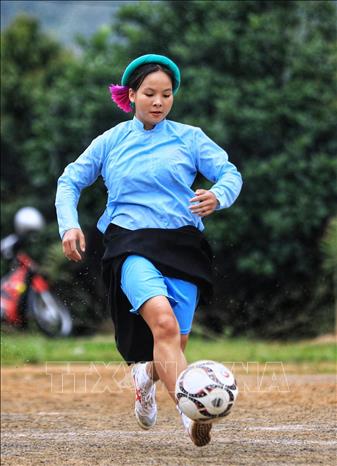 Trong ảnh: Cô gái Sán Chỉ mặc trang phục dân tộc có kỹ thuật dẫn bóng không kém các đấng nam nhi. Ảnh: Thành Đạt - TTXVN