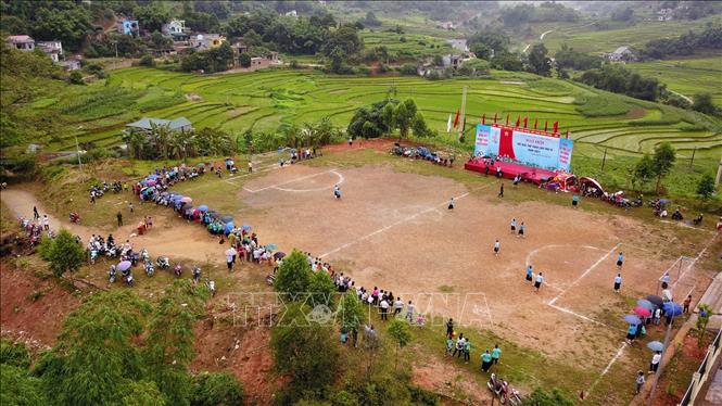 Trong ảnh: Thi đấu trên sân đất, xung quanh là ruộng bậc thang, núi non trùng điệp cũng là một điểm ấn tượng của Giải bóng đá nữ xã Húc Động (huyện Bình Liêu, tỉnh Quảng Ninh). Ảnh: Thành Đạt - TTXVN 
