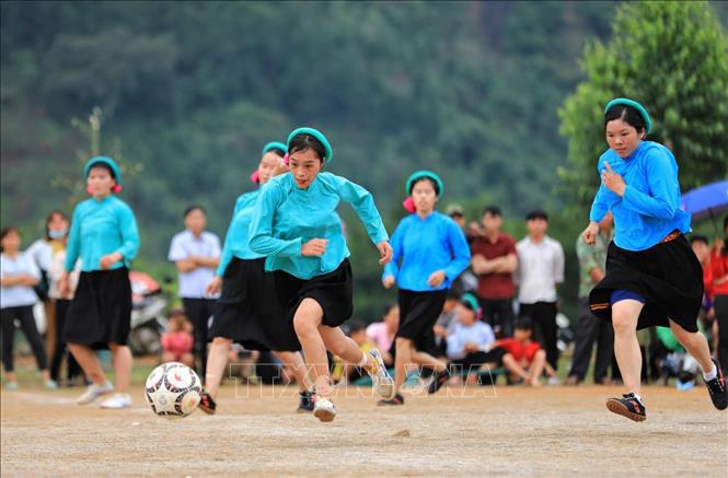 Trong ảnh: Các cô gái mặc trang phục đặc trưng của dân tộc Sán Chỉ trên sân bóng. Ảnh: Thành Đạt - TTXVN