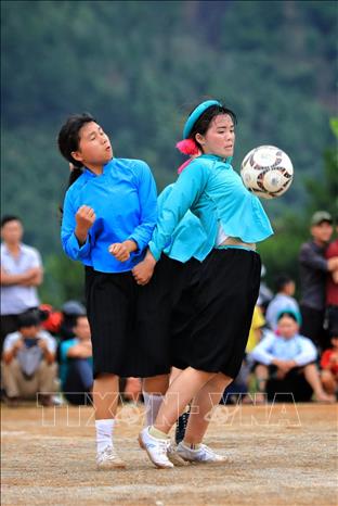 Trong ảnh: Chứng kiến trận đấu, du khách sẽ thấy được vẻ đẹp duyên dáng cũng như nét cá tính, tinh thần thể thao của những cô gái dân tộc Sán Chỉ mặc váy, vấn khăn đá bóng. Ảnh: Thành Đạt - TTXVN