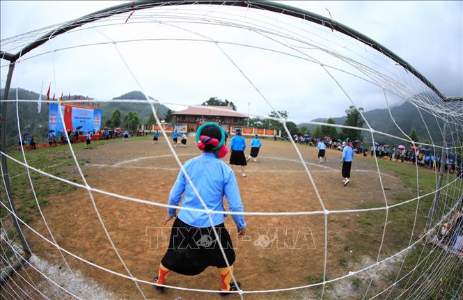 Trong ảnh: Giải bóng đã nữ thi đấu theo thể thức sân 7 người, mỗi trận đấu kéo dài 40 phút và các nữ cầu thủ đều mặc váy truyền thống của dân tộc Sán Chỉ nên khi các đội gặp nhau sẽ phải mặc áo màu xanh đậm, nhạt để dễ phân biệt. Ảnh: Thành Đạt - TTXVN 