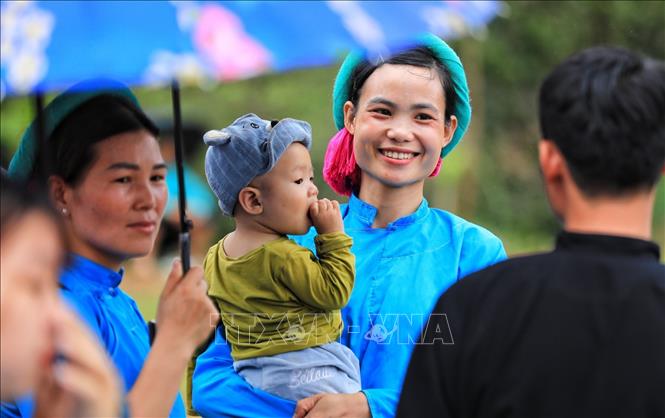 Trong ảnh: Nữ cầu thủ về với vai trò làm mẹ sau trận đấu. Ảnh: Thành Đạt - TTXVN 
