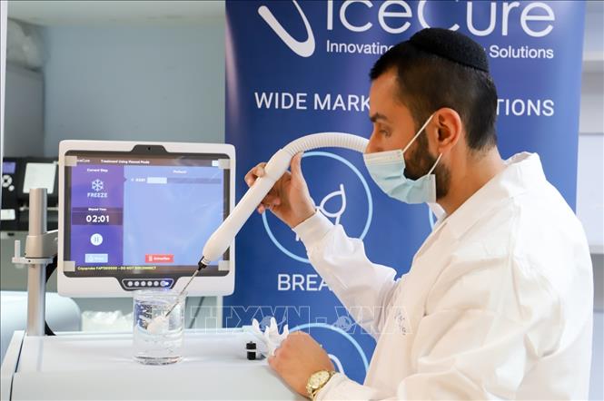 Nhân viên của IceCure mô phỏng quá trình khí nitơ hóa lỏng làm lạnh thiết bị đầu dò để tiêu diệt tế bào ung thư. Ảnh: Vũ Hội - P/v TTXVN tại Tel Aviv
