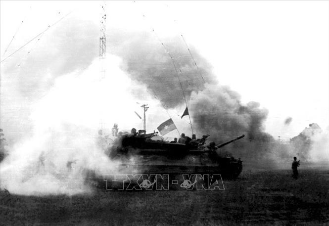 Ngày 9/4/1975, quân Giải phóng thần tốc tiến về giải phóng Xuân Lộc, mở màn Chiến dịch Hồ Chí Minh. Chiến thắng Xuân Lộc (9 - 21/4/1975) làm rung chuyển toàn bộ hệ thống phòng thủ của địch xung quanh Sài Gòn, làm cho tinh thần quân địch càng thêm suy sụp, mở rộng đường cho quân Giải phóng tiến vào Sài Gòn. Ảnh: Tư liệu TTXVN