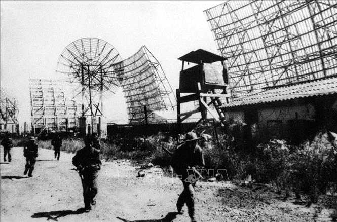 Từ đêm 29/4/1975, ở cánh Tây Nam, lực lượng bộ binh Sư đoàn 9 sau khi vượt qua các chướng ngại đồng lầy, sông nước tại Long An, nhận nhiệm vụ tấn công khu viễn thông Phú Lâm. Ảnh: Tư liệu/TTXVN phát