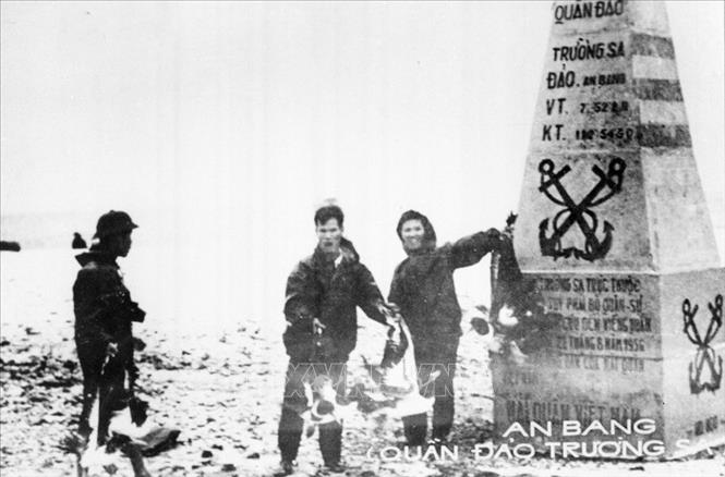 Trong tháng 4/1975, quân ta giải phóng các đảo dọc bờ biển Trung Trung Bộ và Nam Trung Bộ; tiến công và giải phóng hầu hết các đảo trong quần đảo Trường Sa do quân ngụy chiếm giữ. Trong ảnh: Bộ đội Đặc công hải quân Đoàn 126 giải phóng đảo An Bang thuộc quần đảo Trường Sa, ngày 28/4/1975. Ảnh: TTXVN phát