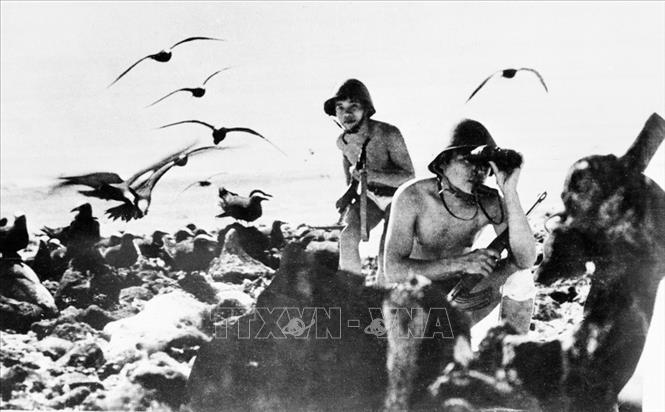 Trong tháng 4/1975, quân ta giải phóng các đảo dọc bờ biển Trung Trung Bộ và Nam Trung Bộ; tiến công và giải phóng hầu hết các đảo trong quần đảo Trường Sa do quân ngụy chiếm giữ. Trong ảnh: Lực lượng Đặc công hải quân Đoàn 126 giải phóng đảo Sinh Tồn thuộc quần đảo Trường Sa, ngày 28/4/1975. Ảnh: TTXVN phát