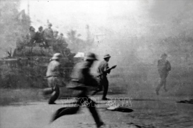 Ngày 30/4/1975, quân Giải phóng thống nhất hiệp đồng các cánh, các hướng tổng công kích vào nội thành, chiếm lĩnh các mục tiêu chiến lược. Trong ảnh: Lực lượng xe tăng và bộ binh Quân đoàn 1 tiến công Bộ Tổng tham mưu của Ngụy quyền Sài Gòn, ngày 30/4/1975. Ảnh: Tư liệu/TTXVN phát