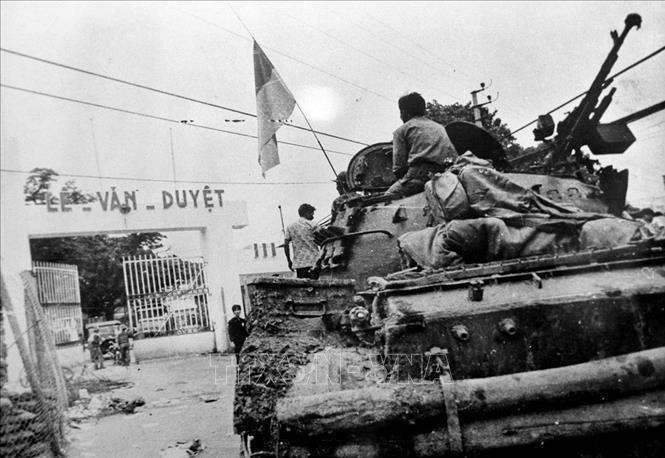 Ngày 30/4/1975, quân Giải phóng thống nhất hiệp đồng các cánh, các hướng tổng công kích vào nội thành, chiếm lĩnh các mục tiêu chiến lược. Trong ảnh: Xe tăng quân Giải phóng đánh chiếm trụ sở Biệt khu thủ đô Sài Gòn. Ảnh: Tư liệu/TTXVN phát