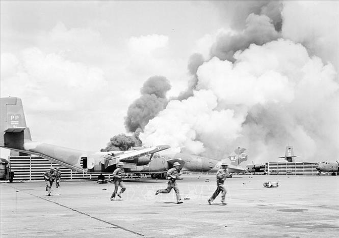 Ngày 28/4/1975, các trận địa pháo của quân ta nã đạn vào sân bay Tân Sơn Nhất. Đúng 11 giờ 30 phút ngày 30/4, lá cờ 