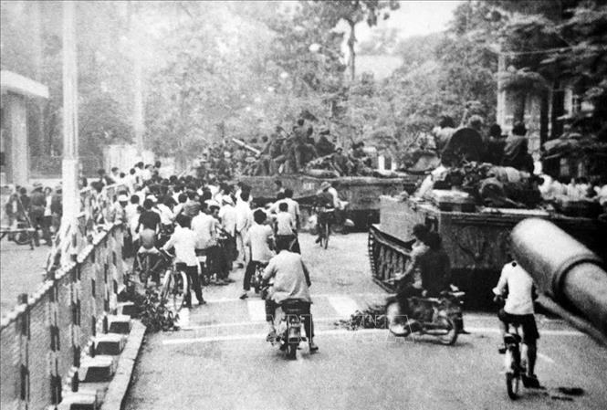 Ngày 30/4/1975, quân Giải phóng thống nhất hiệp đồng các cánh, các hướng tổng công kích vào nội thành, chiếm lĩnh các mục tiêu chiến lược. Trong ảnh: Quân Giải phóng đánh chiếm cầu Thị Nghè, sáng 30/4/1975. Ảnh: Tư liệu/TTXVN phát