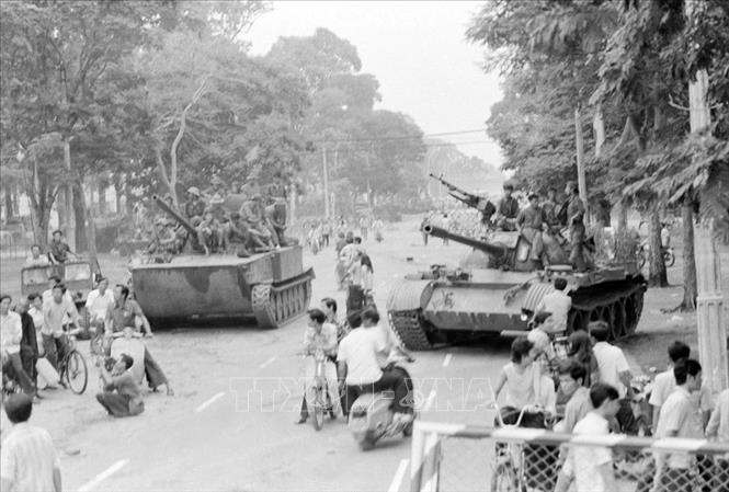 Ngày 30/4/1975, quân Giải phóng thống nhất hiệp đồng các cánh, các hướng tổng công kích vào nội thành, chiếm lĩnh các mục tiêu chiến lược. Trong ảnh: Quân Giải phóng tiến vào trung tâm Sài Gòn qua ngả cầu Thị Nghè, sáng 30/4/1975. Ảnh: Quang Khanh – TTXVN