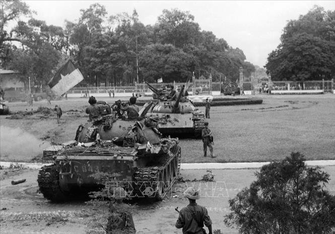 Xe tăng quân Giải phóng chiếm phủ Tổng thống ngụy, trưa 30/4/1975. Ảnh: Quang Thành - TTXVN