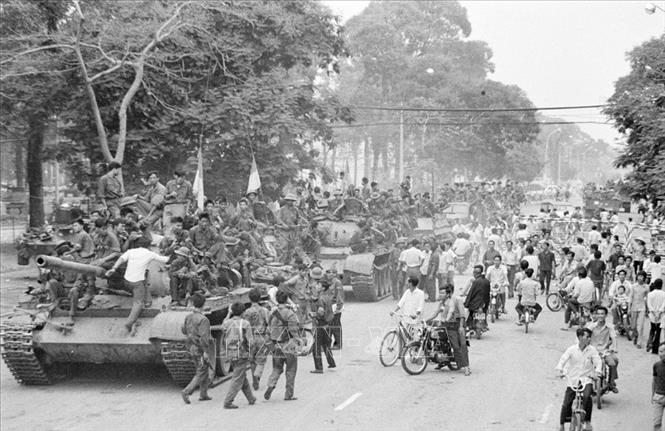 Nhân dân Sài Gòn đổ ra đường đón chào quân Giải phóng, ngày 30/4/1975. Ảnh: Lâm Hồng Long – TTXVN