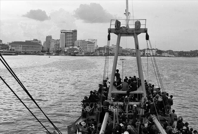 Cùng với các tỉnh ở đất liền, ngày 30/4/1975, các chiến sĩ yêu nước bị địch giam giữ ở đảo Côn Sơn đã nổi dậy, làm chủ hoàn toàn đảo này. Trong ảnh: Tàu hải quân Việt Nam đưa các chiến sỹ cách mạng từ Côn Đảo trở về đất liền. Ảnh:  Vũ Tạo – TTXVN