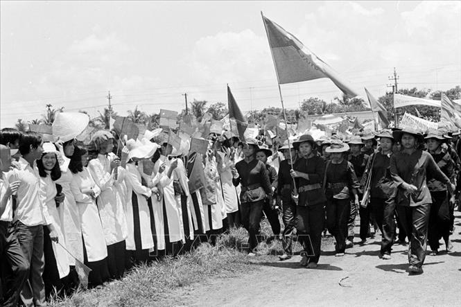 Trên đà chiến thắng, từ ngày 30/4/1975, đồng bào và các chiến sĩ các tỉnh Đông Nam Bộ và đồng bằng sông Cửu Long đã đồng loạt tiến công và nổi dậy mạnh mẽ, lần lượt giải phóng các tỉnh còn lại. Trong ảnh: Nhân dân Vĩnh Long mừng ngày chiến thắng (1/5/1975). Ảnh: Hứa Kiểm - TTXVN