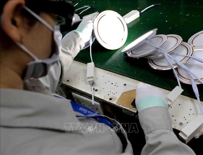 Trong ảnh: Mỗi sản phẩm của công ty đều được kiểm định chất lượng chặt chẽ trước khi đưa ra thị trường. Ảnh: Thanh Tùng – TTXVN