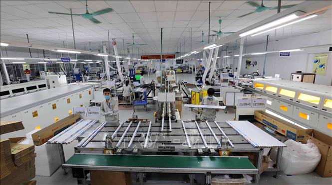 Trong ảnh: Hoàn thiện, bao gói các sản phẩm bóng đèn. Ảnh: Thanh Tùng – TTXVN