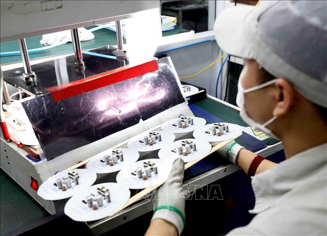 Trong ảnh: Mỗi sản phẩm của công ty đều được kiểm định chất lượng chặt chẽ trước khi đưa ra thị trường. Ảnh: Thanh Tùng – TTXVN