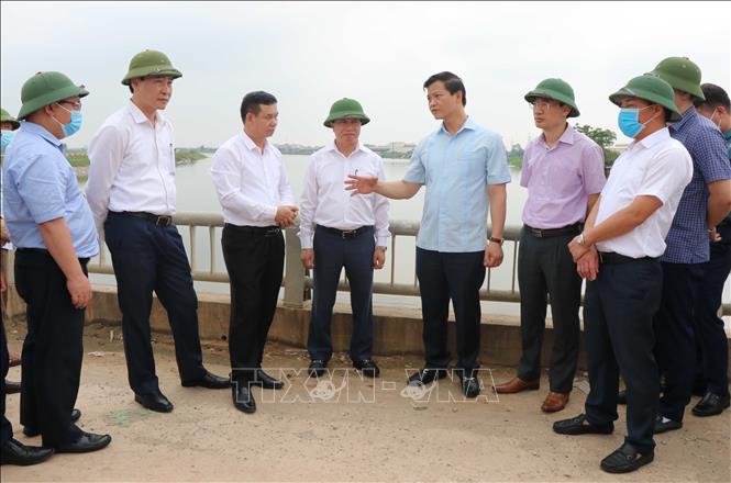 Trong ảnh: Đoàn công tác đi kiểm tra thực tế tại đập dẫn nước vào sông Ngũ Huyện Khê, thành phố Bắc Ninh. Ảnh: Đinh Văn Nhiều- TTXVN