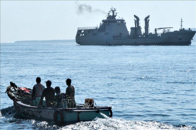 Trong ảnh: Hải quân Indonesia tham gia chiến dịch tìm kiếm, cứu hộ tàu ngầm KRI Nanggala-402, tại Banyuwangi, Đông Java, ngày 26/4/2021. Ảnh: THX/TTXVN