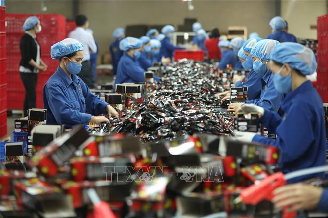 Giai cấp công nhân Việt Nam là lực lượng đặc biệt quan trọng duy trì và phát triển hoạt động sản xuất, tạo ra khối lượng lớn sản phẩm công nghiệp, đóng góp chủ yếu vào ngân sách Nhà nước. Trong ảnh: Công nhân tại xưởng sản xuất tại Công ty cà phê Trung Nguyên, Khu công nghiệp Vân Trung, huyện Việt Yên. Ảnh: Minh Quyết – TTXVN