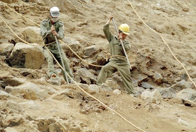 Cùng với lịch sử và sự phát triển của đất nước có những công trình mang đậm dấu ấn trí thức Việt trong lĩnh vực nghiên cứu ứng dụng, có những công trình là  kết tinh trí tuệ, bản lĩnh và công sức của tập thể những người lao động Việt Nam để cống hiến âm thầm cho cộng đồng. Trong ảnh: Công nhân của 6 tổng đội thanh niên xung phong bạt mái taluy, phấn đấu hoàn thành đường Hồ Chí Minh đoạn từ huyện Hiên đến Nam Giang (Quảng Nam). Ảnh: Ngọc Hà – TTXVN
