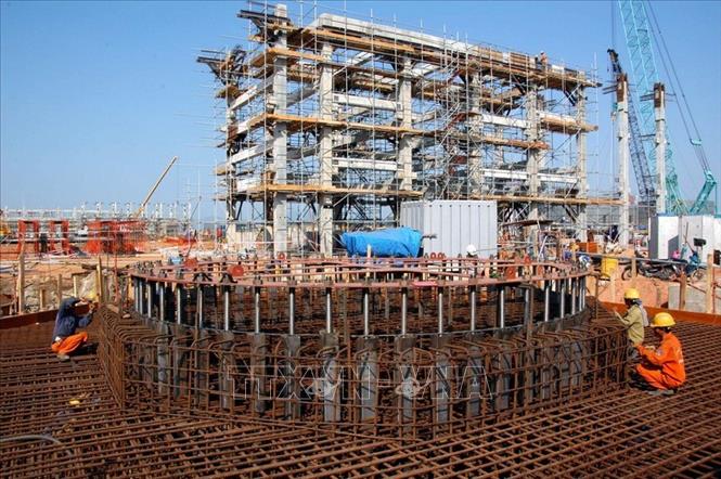 Nhiều công trình là kết tinh trí tuệ, bản lĩnh và công sức của tập thể những người lao động Việt Nam để cống hiến âm thầm cho cộng đồng. Trong ảnh: Công nhân thi công khu chiết lọc của nhà máy lọc dầu Dung Quất, phấn đấu hoàn thành đúng tiến độ để kịp bàn giao cho nhà thầu để kịp đưa vào hoạt động đầu quý I/2009. Ảnh: Thanh Long - TTXVN