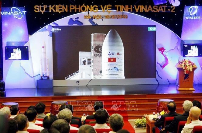 Trong ảnh: Lễ phóng vệ tinh Vinasat - 1 tại trụ sở của VNPT (Hà Nội). Việc phóng thành công vệ tinh VINASAT – 1, VINASAT-2 khẳng định vị thế của Việt Nam trên trường quốc tế, góp phần thực hiện đề án đưa Việt Nam trở thành nước mạnh về công nghệ thông tin và truyền thông. Ảnh: Đức Tám- TTXVN